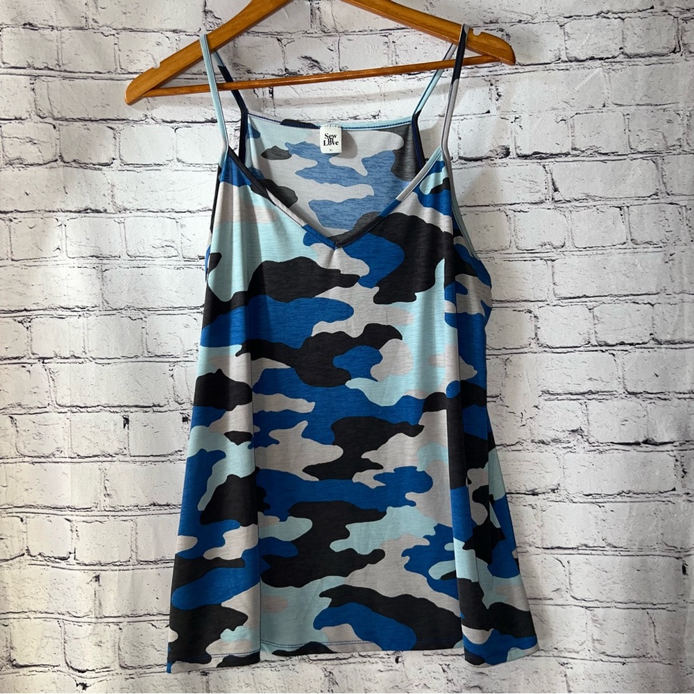 Sew in Love Blue Camo‎ Print V-Neck Tank Top Size XL